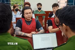 Phạm Tuấn và các đối tượng liên quan tại Cơ quan điều tra. (Ảnh: TTXVN phát)