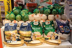 Gạo ST25 là mặt hàng trung tâm tại Tuần hàng Việt Nam tại Selgros. (Ảnh: Thu Hằng/TTXVN)