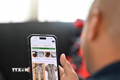 Người tiêu dùng đặt mua hàng hóa được đăng trên nền tảng thương mại điện tử Trung Quốc Temu. (Ảnh: THX/TTXVN)