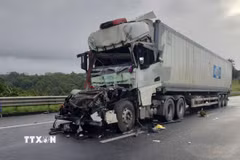 Phần đầu xe container biến dạng sau va chạm trên cao tốc. (Ảnh: TTXVN phát)