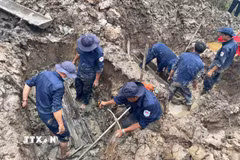 Đội K92 thực hiện nhiệm vụ tìm kiếm hài cốt liệt sĩ tại xã Vĩnh Tuy (An Giang). (Ảnh: Lê Huy Hải/TTXVN)