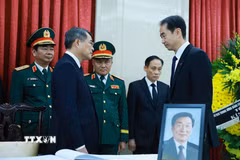Thủ tướng Lê Minh Hưng chia buồn với cán bộ Đại sứ quán Trung Quốc tại Việt Nam. (Ảnh: Dương Giang/TTXVN)