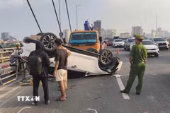 Hiện trường vụ va chạm liên hoàn. (Ảnh: TTXVN phát)