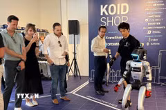 Robot biểu diễn đá bóng tại một cửa hàng ở New York, Mỹ, ngày 25/6/2026. (Ảnh: THX/TTXVN phát)