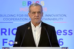 Tổng thống Iran Masoud Pezeshkian phát biểu tại diễn đàn doanh nghiệp BRICS ở New Delhi, Ấn Độ ngày 11/9/2026. (Ảnh: THX/TTXVN phát)