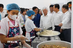 Ủy viên Bộ Chính trị, Phó Chủ tịch Thường trực Quốc hội Đỗ Văn Chiến thăm bếp ăn nhà trường. (Ảnh: Phan Quân/TTXVN)