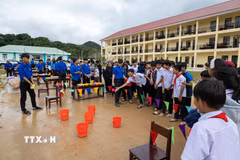 Phó Chủ tịch Thường trực Quốc hội Đỗ Văn Chiến thăm trường nội trú tại Điện Biên