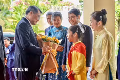 Thủ tướng Lê Minh Hưng gặp gỡ cán bộ, nhân viên Đại sứ quán và cộng đồng người Việt Nam tại Campuchia. (Ảnh: Dương Giang/TTXVN)