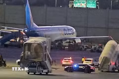 Máy bay cứu hộ đưa hành khách Israel trên chuyến bay FZ1073 của Hãng Flydubai về tới sân bay Ben Gurion, gần Tel Aviv, ngày 1/10/2026. (Ảnh: ANI/TTXVN phát)