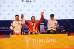 Niềm tự hào cử tạ Việt Nam (giữa) bên hai vận động viên giành huy chương bạc và đồng. (Ảnh: Đỗ Sinh/TTXVN)