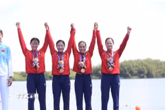 Bộ tứ Dư Thị Bông, Lê Thị Hiền, Phạm Thị Ngọc Anh và Hà Thị Vui giành huy chương Đồng thuyền bốn nữ một mái chèo môn rowing. (Ảnh: TTXVN phát)