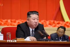 Nhà lãnh đạo Triều Tiên Kim Jong Un phát biểu tại phiên bế mạc Khóa huấn luyện lần thứ 3 dành cho cán bộ phụ trách lĩnh vực thông tin tuyên truyền của Đảng Lao động, ở Bình Nhưỡng ngày 21/9/2026. (Ảnh: Yonhap/TTXVN phát)