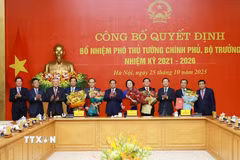 Bí thư Đảng ủy Chính phủ, Thủ tướng Chính phủ Phạm Minh Chính trao quyết định bổ nhiệm Phó Thủ tướng Chính phủ, Bộ trưởng nhiệm kỳ 2021-2026. (Ảnh: Dương Giang/TTXVN)