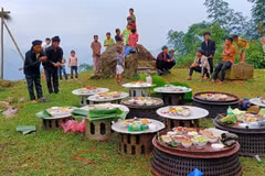 Thực hành nghi lễ cúng linh thiêng. (Ảnh: Cổng Thông tin điện tử xã Trịnh Tường)
