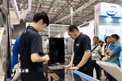 Nhà sản xuất trình diễn quy trình sản xuất tự động hóa. (Ảnh minh họa: Mỹ Phương/TTXVN)