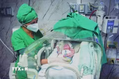 Chăm sóc trẻ sơ sinh tại một bệnh viện ở Cuba. (Ảnh: TTXVN phát)