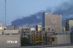 Khói bốc lên sau một vụ nổ tại Tehran, Iran, ngày 15/6/2025. (Ảnh minh họa: THX/TTXVN)