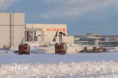Hiện trường vụ tai nạn máy bay tại Sân bay quốc tế Toronto Pearson, Canada, ngày 17/2/2025. (Ảnh: THX/TTXVN)