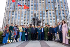 Lễ dâng hoa tại tượng đài Hồ Chủ tịch tại St.Petersburg. (Ảnh: TTXVN phát)