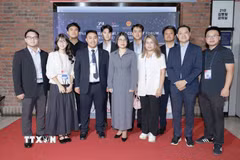 Tổng Lãnh sự Đoàn Phương Lan (giữa) chụp ảnh cùng các trí thức Việt Nam. (Ảnh: Khánh Vân/TTXVN)