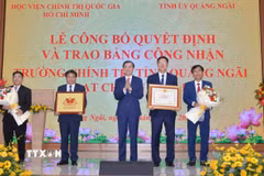 Phó Giáo sư, Tiến sỹ Đoàn Minh Huấn, Ủy viên Bộ Chính trị, Bí thư Đảng uỷ, Giám đốc Học viện Chính trị quốc gia Hồ Chí Minh trao Bằng công nhận Trường Chính trị tỉnh Quảng Ngãi đạt chuẩn mức 1. (Ảnh: Đinh Hương/TTXVN)