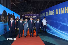Tổng Bí thư, Chủ tịch nước Tô Lâm và đại biểu tham quan Triển lãm Quy hoạch đô thị đến năm 2050, tầm nhìn đến năm 2075, giới thiệu tổng thể định hướng phát triển của Quảng Ninh từ hiện tại đến tương lai. (Ảnh: Thống Nhất/TTXVN)