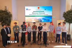 Học sinh Đan Mạch và Việt Nam tranh biện về tương lai tăng trưởng xanh của Việt Nam. (Ảnh: TTXVN phát)