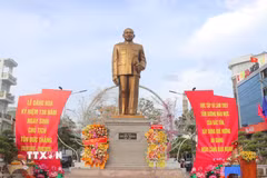 Tượng đài Chủ tịch Tôn Đức Thắng tại Quảng trường Trưng Nữ Vương, phường Long Xuyên, tỉnh An Giang. (Ảnh: Công Mạo/TTXVN)