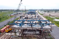 Công nhân thi công kết cấu phần trên cầu vượt đường Vành đai 4 qua Quốc lộ 1A. (Ảnh: Vũ Quang/TTXVN)