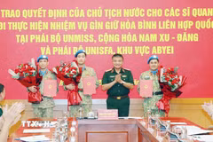 Thượng tướng Nguyễn Văn Hiền, Ủy viên Trung ương Đảng, Thứ trưởng Bộ Quốc phòng, trao quyết định cho các sỹ quan đi thực hiện nhiệm vụ gìn giữ hòa bình Liên hợp quốc. (Ảnh: Trọng Đức/TTXVN)