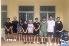 Các đối tượng liên quan trong đường dây buôn bán "bóng cười" tại cơ quan công an. (Ảnh: TTXVN phát)
