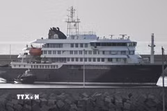 Tàu du lịch MV Hondius, nơi phát hiện các ca nhiễm virus Hanta, cập bến Tenerife thuộc quần đảo Canary, Tây Ban Nha ngày 10/5/2026. (Ảnh: THX/TTXVN)