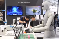 Robot trình diễn kỹ năng may tại Hội nghị Robot Thế giới 2026 ở Bắc Kinh, Trung Quốc. (Ảnh: THX/TTXVN phát)