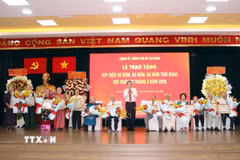 Chủ tịch Quốc hội Trần Thanh Mẫn chúc mừng các đồng chí đảng viên, lão thành cách mạng đón nhận Huy hiệu Đảng đợt 2/9/2026 tại Thành phố Hồ Chí Minh. (Ảnh: Thanh Vũ/TTXVN)
