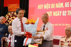 Chủ tịch Quốc hội Trần Thanh Mẫn trao Huy hiệu Đảng cho các lão thành cách mạng đợt 2/9/2026 tại Thành phố Hồ Chí Minh. (Ảnh: Thanh Vũ/TTXVN)