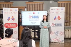 Bà Mai Nguyễn Tuyết Hoa, Bí thư thứ nhất, phụ trách bộ phận giáo dục Đại sứ quán Việt Nam tại Nga phát biểu tại Lễ bế mạc. (Ảnh: Trần Hải/TTXVN)