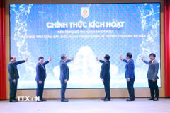 Phó Thủ tướng Hồ Quốc Dũng và Bộ trưởng Bộ Tư pháp Nguyễn Hải Ninh cùng các đại biểu thực hiện nghi thức kích hoạt nền tảng số thi hành án dân sự và Trung tâm giám sát, điều hành thông minh hệ thống thi hành án dân sự. (Ảnh: Phạm Kiên/TTXVN)