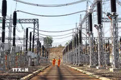 Công nhân trực vận hành tại Trạm biến áp 500kV Pleiku2 (Gia Lai, Việt Nam). (Ảnh: Huy Hùng/TTXVN)
