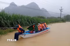 Lực lượng cứu hộ trên đường thực hiện nhiệm vụ hỗ trợ nhân dân tại xã Đức Long, Cao Bằng. (Ảnh: TTXVN phát)