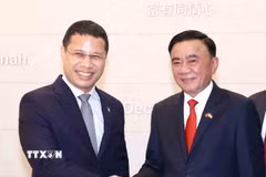 Thường trực Ban Bí thư Trần Cẩm Tú hội kiến Chủ tịch Đảng Hành động Nhân dân Singapore, Bộ trưởng Bộ Giáo dục Singapore Desmond Lee. (Ảnh: Phương Hoa/TTXVN)