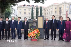Thường trực Ban Bí thư Trần Cẩm Tú cùng Đoàn đại biểu cấp cao Đảng Cộng sản Việt Nam tại tượng đài Chủ tịch Hồ Chí Minh trong khuôn viên Bảo tàng Văn minh châu Á ở Singapore. (Ảnh: Phương Hoa/TTXVN)