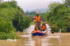 Lực lượng công an tỉnh Bắc Ninh hỗ trợ người dân di dời khỏi vùng lụt. (Ảnh: Danh Lam/TTXVN)