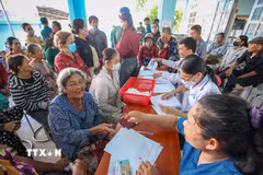 Người dân xã biên giới Ninh Điền, tỉnh Tây Ninh được khám, kiểm tra sức khỏe ngay tại địa phương, thuận tiện hơn trong tiếp cận dịch vụ y tế. (Ảnh: Giang Phương/TTXVN)