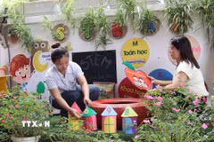 Giáo viên Trường Mầm non Thanh Lòa, xã Cao Lộc, chuẩn bị góc vui chơi cho học sinh. (Ảnh: TTXVN phát)