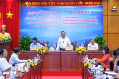 Phó Bí thư Tỉnh ủy, Trưởng đoàn Đại biểu Quốc hội tỉnh Tây Ninh Phạm Hùng Thái trao đổi, chia sẻ kinh nghiệm về công tác tổ chức xây dựng Đảng, xây dựng chính quyền địa phương hai cấp. (Ảnh: Minh Phú/TTXVN)