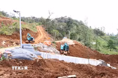 Công tác khắc phục sạt lở Km76+800 đến Km77+154, Quốc lộ 24 đang được gấp rút triển khai. (Ảnh: Cao Nguyên/TTXVN)