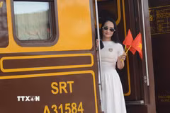 Các hành khách trên đoàn tàu du lịch "Phong Nha-Cố đô Huế: Hành trình Di sản thế giới”. (Ảnh: Văn Dũng/TTXVN)