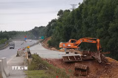 Đẩy nhanh tiến độ mở rộng cao tốc Cam Lộ-La Sơn. (Ảnh: Mai Trang/TTXVN)