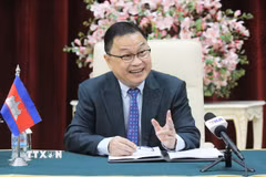Tiến sỹ So Naro, Bộ trưởng đặc phái bên cạnh Thủ tướng Campuchia, phụ trách công tác ASEAN trả lời phỏng vấn TTXVN. (Ảnh: Minh Hưng/TTXVN)