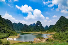 Núi mắt thần - điểm đến quan trọng của Công viên địa chất toàn cầu non nước Cao Bằng. (Ảnh: TTXVN)